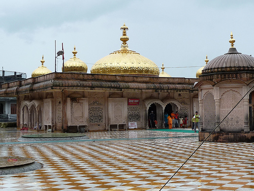 Jwalamukhi Shakti Peeth: Why Did Akbar Try to Extinguish the Temple's Eternal Flames? How Did He Fail?