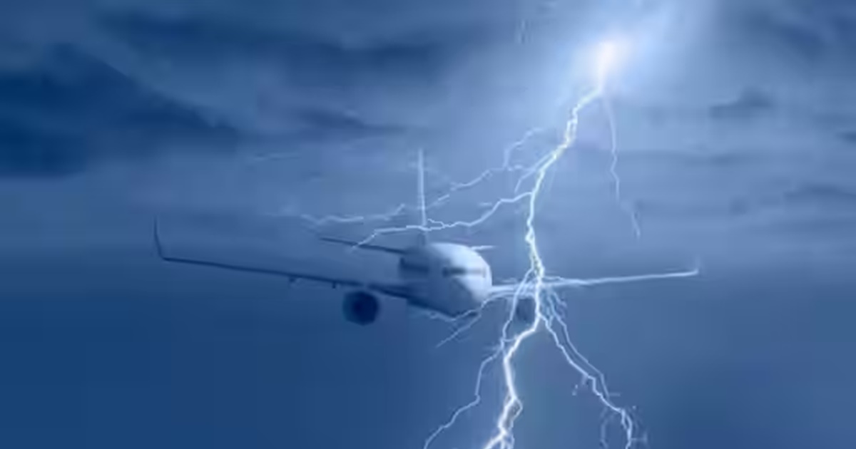Lightning Strikes Delta Flight Over Atlantic Ocean