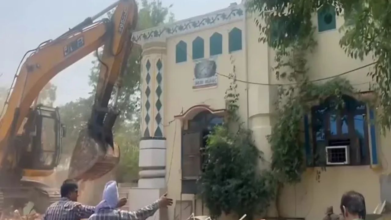 Faridabad Municipal Corporation Demolishes 50-Year-Old Mosque in Jamai Colony Citing Supreme Court Orders