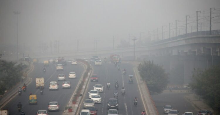 Dense Fog Shrouds Delhi, Causing Traffic Chaos with Low Visibility