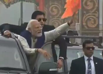 PM Modi Gets Petal Shower on Ayodhya Railway Station Lap of Honor