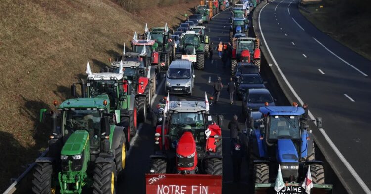 Farmers Surround Paris with Tractor Blockades, Pledge to Continue Protest