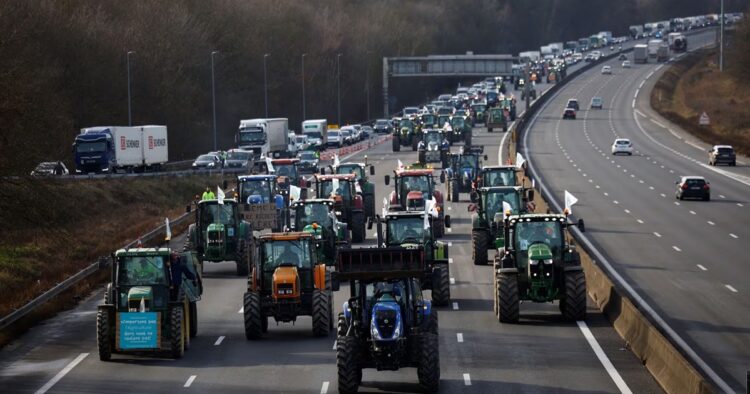 French Farmers Block Highways in Protest, Demand Agriculture Support