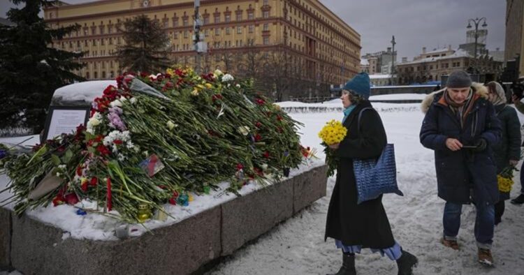 Over 400 Detained Nationwide at Mourning Gatherings for Alexei Navalny