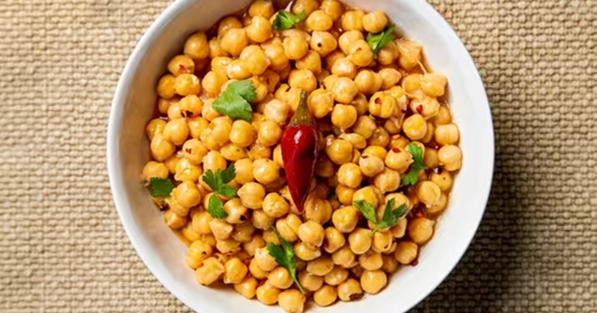 Chickpeas, alternatively referred to as garbanzo beans, boast a wealth of protein, fiber, as well as numerous essential vitamins and minerals. Their consumption is associated with enhanced digestion, aiding in weight management, and lowering the likelihood of chronic ailments such as heart disease and diabetes.