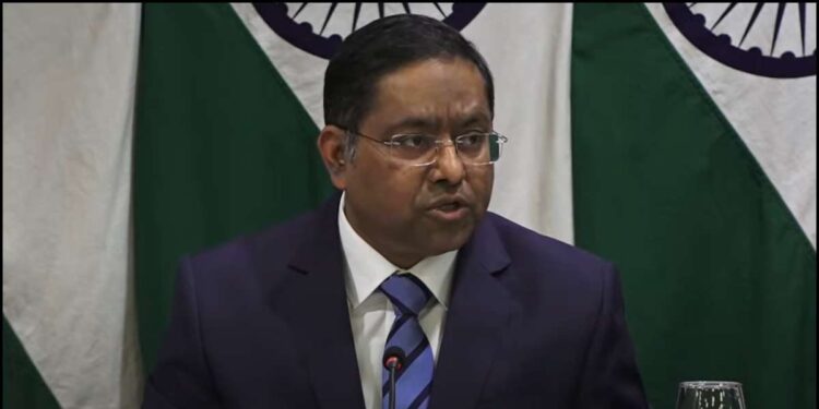 The Ministry of External Affairs announced on Thursday that around 20 Bharatiyas are presently stranded in Russia, and Bharat is actively coordinating with Russian authorities in New Delhi and Moscow to facilitate their prompt repatriation. MEA spokesperson Randhir Jaiswal emphasized the cautionary advisories to Bharatiya nationals, urging them to avoid venturing into conflict zones or precarious situations to ensure their safety and well-being.