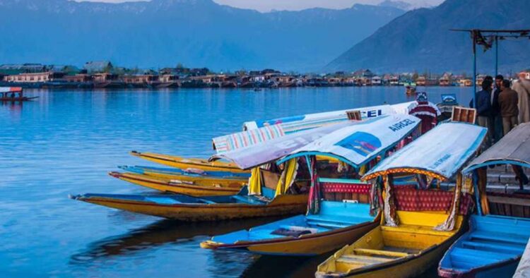 Icy Delight: Tourists Enjoy Shikara Rides on Dal Lake Amidst Chilly Srinagar in Jammu and Kashmir