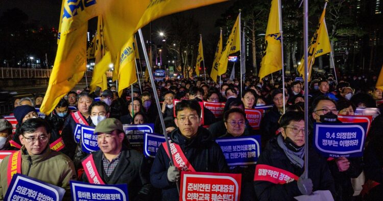 South Korea Medical Protest Grows: Authorities Warn of Patient Risk