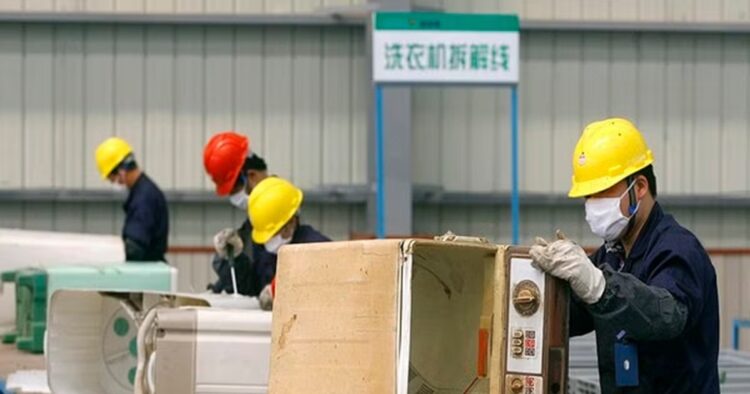 The number of Chinese workers across Africa has dropped significantly to its lowest level in more than a decade, Voice of America reported, citing data from China's National Bureau of Statistics.