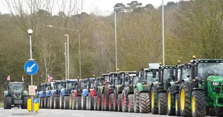 British Farmers Rally Tractors at Parliament, Decrying Rules Jeopardizing Livelihoods