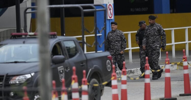 Rio de Janeiro Police Free 17 Hostages from Bus Gunman, 2 Injured