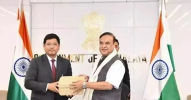 In a recent address to the residents of Athiabari, situated along the Assam-Meghalaya border, Chief Minister Conrad Sangma applauded his Assamese counterpart, Dr Himanta Biswa Sarma, lauding him as a pragmatic leader with a deep understanding of the Northeast region’s intricacies. Sangma commended Sarma’s commitment to addressing the longstanding border dispute between the two States.