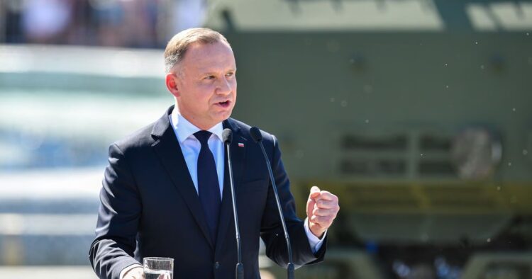 Poland's President Offers Hosting NATO Nuclear Weapons in Response to Russian Moves