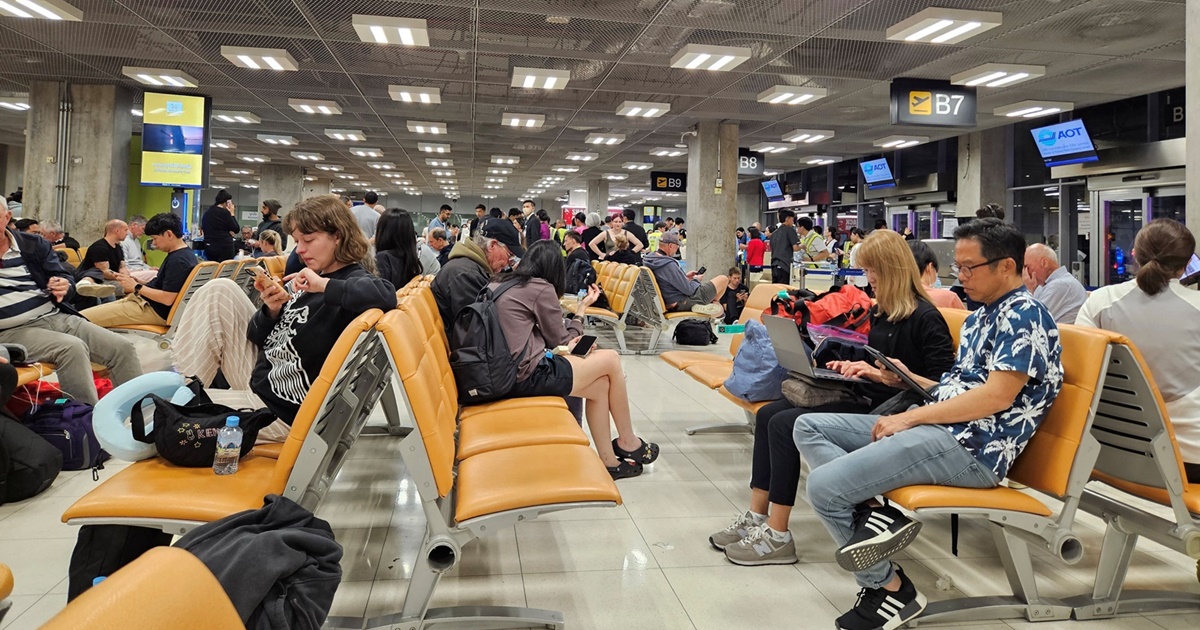 Stranded passengers from Singapore Airlines flight SQ321 await a relief flight after an emergency landing at Bangkok's Suvarnabhumi International Airport, Thailand. (Image-Reuters)