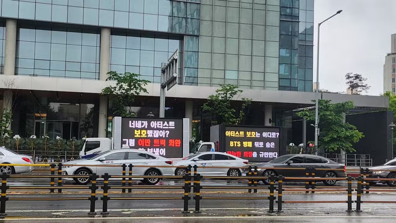 Trucks with large electronic display boards and protesting messages are parked in front of the Hybe’s headquarters in Yongsan-gu, Seoul, Monday. (Image: Lee Jung-youn/The Korea Herald)