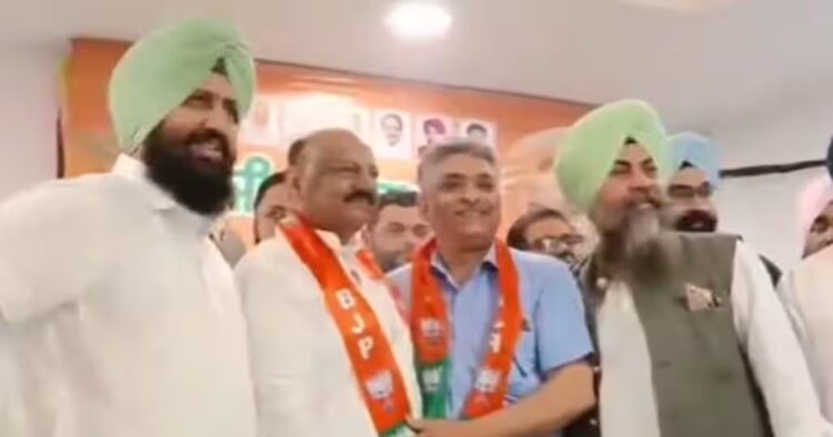 In one of the major setback for the Aam Aadmi Party in Punjab, former Amritsar Deputy Mayor, Avinash Jolly resigned from the party and joined the BJP in Amritsar on Tuesday amid ongoing Lok Sabha elections.