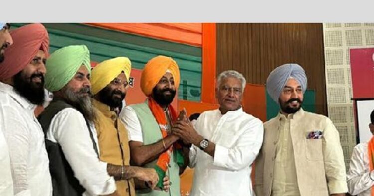 Shiromani Akali Dal leader Ravikaran Singh Kahlon joined the BJP, a day after he was expelled by the Sukhbir Singh Badal-led party. Kahlon was welcomed into the party fold by Punjab BJP chief Sunil Jakhar and party leader Manjinder Singh Sirsa.