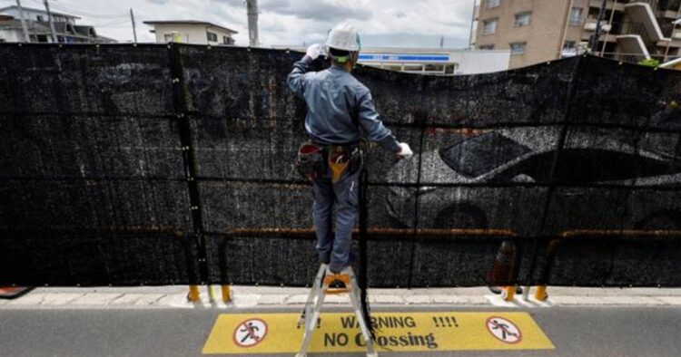 Mount Fuji Photo Blocker: Japanese Town Discovers Holes in Screen Meant to Deter Tourists