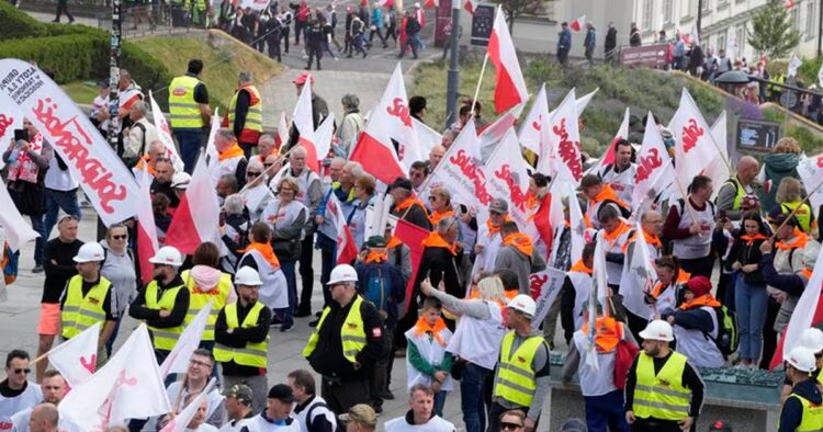 Polish Farmers Rally in Warsaw Against EU Climate Policies and Pro-EU Leadership