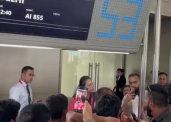 Mumbai’s Chhatrapati Shivaji International Airport witnessed scenes on Monday as passengers lost their cool after their flight got delayed by over two hours.