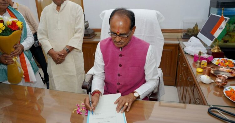 Shivraj Singh Chouhan Reviews Kharif Season Preparations: Ensures Timely Supply of Farming Essentials