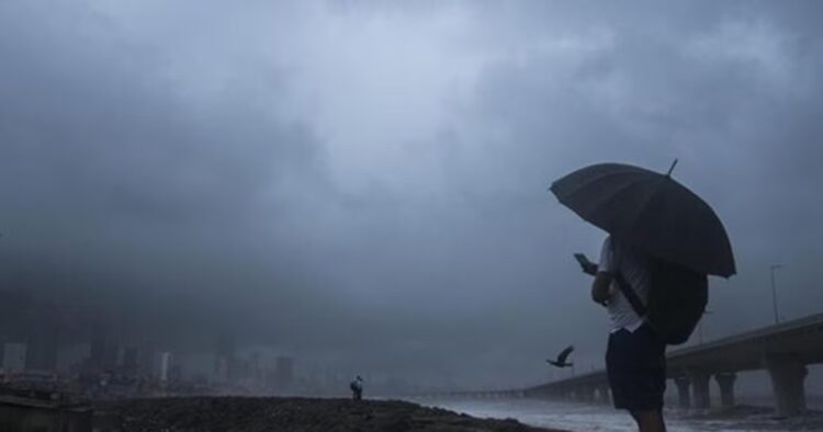 For the past few weeks Maharashtra, Assam, Gujarat and Delhi are states that have been experiencing rainfall. In the latest update, the India Meteorological Department (IMD) has issued a red alert for districts in Kerala and a yellow alert for Mumbai, Thane and Palghar.