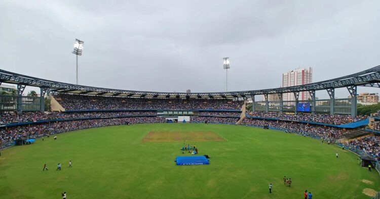 The Mumbai traffic police have banned parking of vehicles from morning to night on 10 roads around the victory parade route of the Indian Cricket Team. 