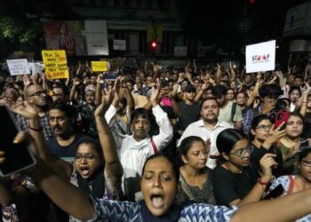 Angered by the rape and murder of a female doctor on duty at Kolkata's government RG Kar Hospital, a large number of women took to the streets of Bengal at midnight before Independence Day to protest.