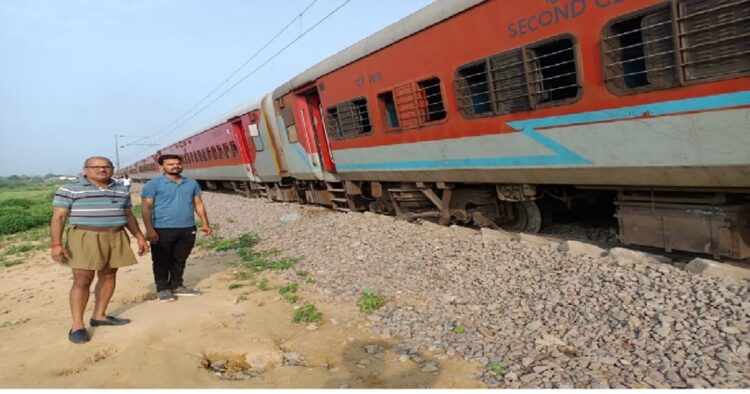 Sabarmati Express train number 19168 going from Varanasi Junction to Ahmedabad derailed at midnight before Bhimsen station while passing through Kanpur.