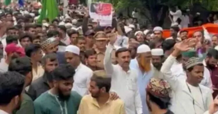 In Karnataka’s Bagalkote thousands of Islamists chanted ‘Sar Tan Se Juda’ slogans, a call for beheading, as Muslim clerics stir up their sentiments with hate speeches