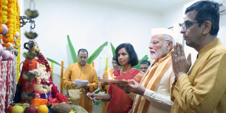 As the Ganesh Chaturthi celebrations are going on in the country, on Wednesday, Prime Minister Narendra Modi participated in the Ganpati Puja at Chief Justice of India (CJI) DY Chandrachud's residence in New Delhi