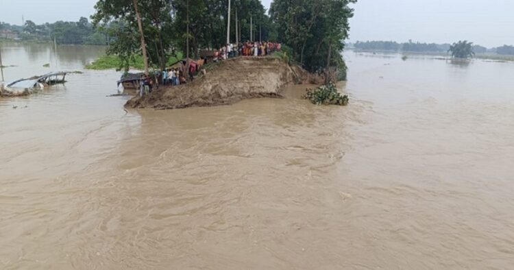 Heavy rains in Nepal and Bihar have made life difficult for people as due to these drops falling from the sky, many rivers including Gandak, Kosi, Bagmati, Kamla Balan and Ganga are in spate