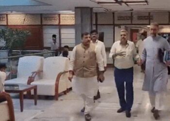 On Tuesday a meeting of the Joint Committee on Waqf Bill took a dramatic turn when TMC member Kalyan Banerjee smashed a glass water bottle