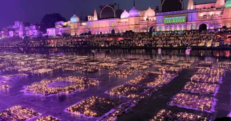 After Maryada Purushottam Shri Ram was seated in his palace after 500 years, Ayodhya made two new records. Creating a new record, 25,12,585 (25 lakh, 12 thousand 5 hundred eighty five) lamps were lit in Deepotsav 2024