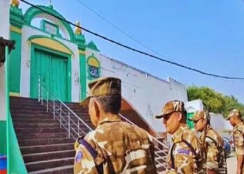The controversy that started over the presence of Shri Hari Mandir in Jama Masjid in Sambhal, Uttar Pradesh has now come in the news of the whole country as following getting approval for the survey from the court, the survey of this mosque has been started