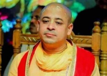 Two aides of Hindu leader 'Chinmoy Krishna Das' have been arrested by Bangladesh officials while they were delivering food to him in the jail