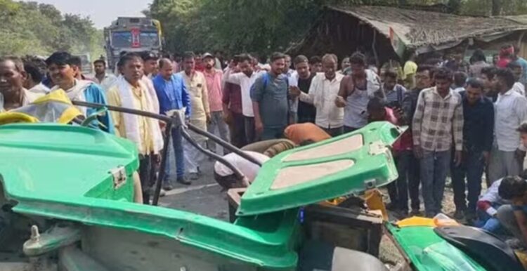 Ten people died and five were injured in a collision between a DCM and an auto near village Roshanpur in Hardoi district of Uttar Pradesh on Wednesday