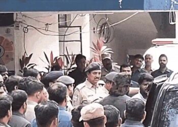Telugu actor Allu Arjun , arrived for questioning at the Chikkadpally Police Station in Hyderabad