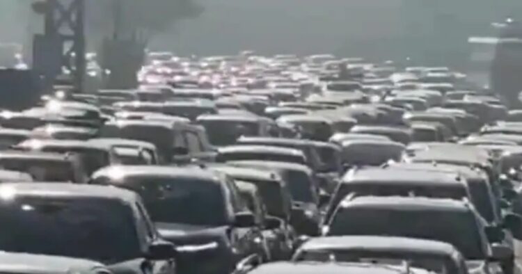 On Monday, a major traffic snarl disrupted daily life on the Delhi-Noida Direct (DND) Flyway as farmers from Uttar Pradesh started their 'Delhi Chalo' march,