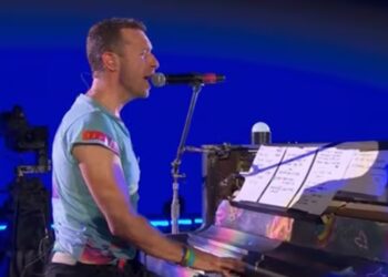 Coldplay's lead vocalist Chris Martin paid a tribute to India during his concert in Ahmedabad