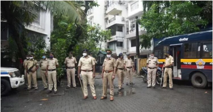 The Mumbai Police arrested sixteen illegal Bangladeshi immigrants from the Thane region