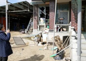 A South Korean KF-16 fighter jet accidentally dropped eight bombs on a civilian area