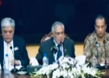 Pakistani journalist mic switched off (PC: Republic World)