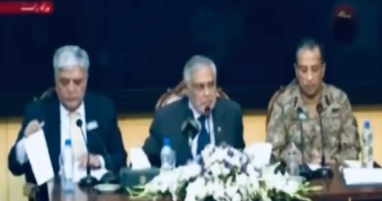 Pakistani journalist mic switched off (PC: Republic World)